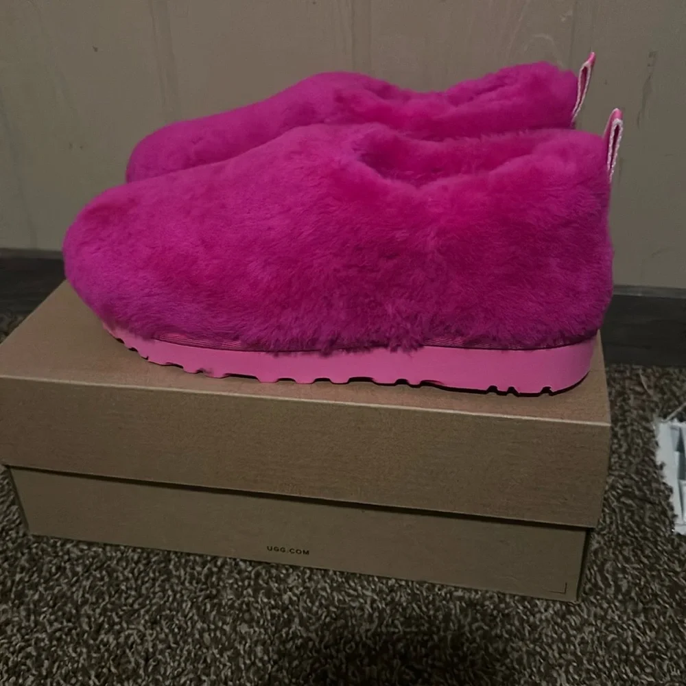 UGG COZY BOOTIE: BRIGHT PINK: NEW IN BOX: SIZE 6